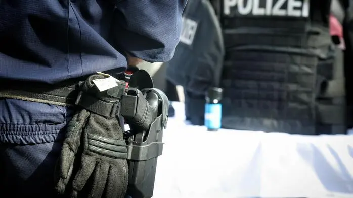 Zwei Polizisten im Einsatz