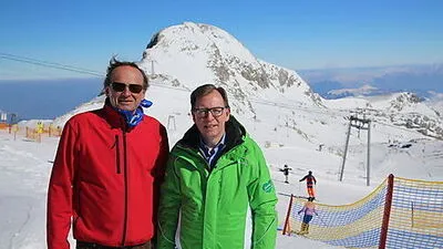 Georg Bliem und LR Christian Buchmann vor dem Schladminger Lift auf dem Dachstein Gletscher, der versetzt werden soll