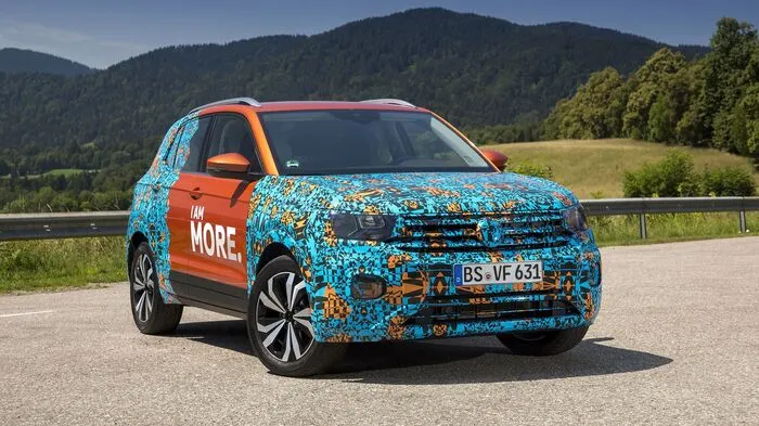 2016 auf dem Genfer Autosalon als Studie präsentiert, nimmt jetzt die Serienversion des VW T-Cross Kurs in Richtung Produktionsanlauf. Die Zeit bis zur offiziellen Weltpremiere verkürzen die Wolfsburger jetzt mit einem ersten Blick auf das nahezu serienreife SUV.