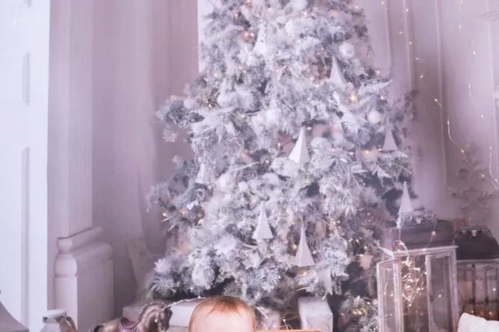 Mattheo Josef Brettenthaler heißt dieser junge Mann, der mit dem Christbaum um die Wette strahlt. Geboren wurde er am 14. März 2022.