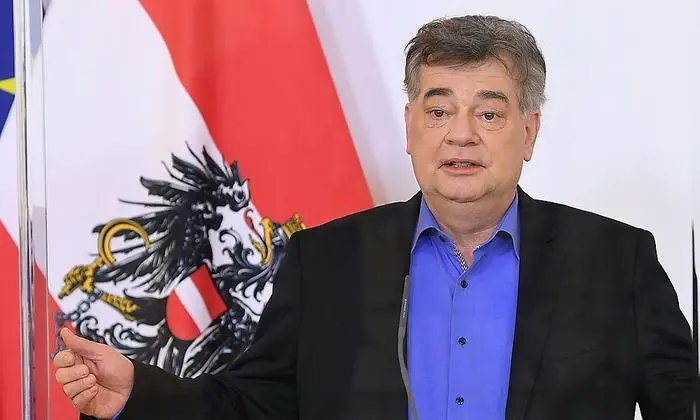 Sprang helfend ein, nachdem die heiße Kartoffel zwischen Finanz-, Wirtschafts- und Sozialminister hin und her hergereicht worden war: Vizekanzler Werner Kogler