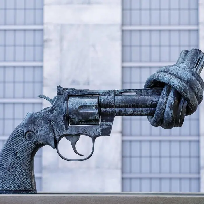 Diese Skulptur steht vor dem Hauptgebäude der Vereinten Nationen und steht für Gewaltlosigkeit
