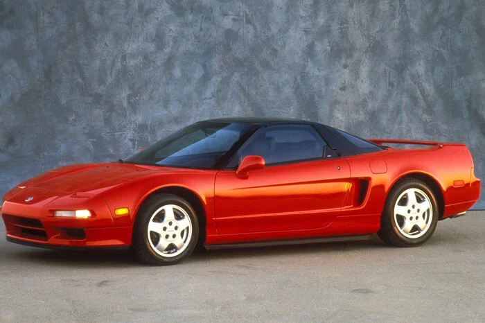 Gegen ihn sah damals so ziemlich alles alt aus, oder um es mit den Worten von McLaren-F1-Vater Gordon Murray zu sagen: "Als ich jedoch den ,kleinen' NSX fuhr, verschwanden alle Benchmark-Autos - Ferrari, Porsche, Lamborghini -, die ich als Referenz für die Entwicklung meines Autos verwendet hatte, aus meinem Sinn."