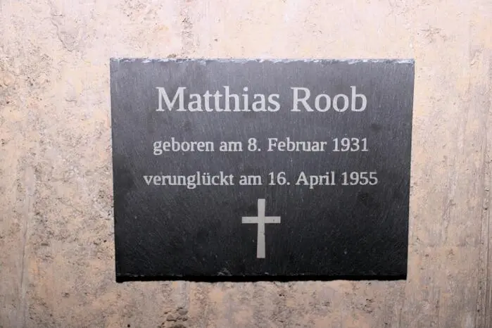 Dort wurde eine Gedenktafel für Matthias Roob aufgehängt. „Mein Onkel verunglückte am 16. April 1955 mit nur 24 Jahren im Hammerwerk tödlich. Er wurde von einem explodierenden Schleifstein getroffen“, erzählt die Besitzerin des Hammerwerks. 