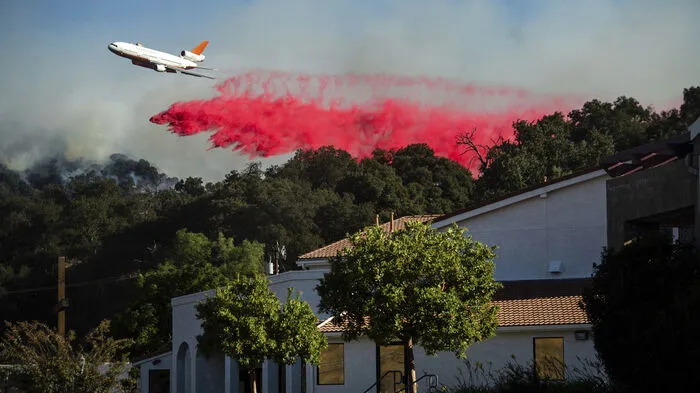 Nach dem Ausbruch von zwei Waldbränden rund um die Metropole Los Angeles hatten Polizei und Feuerwehr am Freitag mehr als 100.000 Menschen dazu aufgefordert, ihre Häuser zu verlassen.