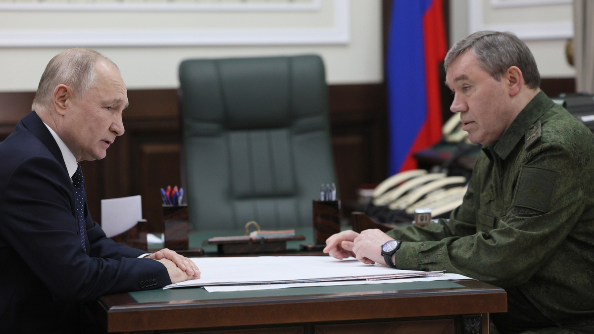 Treffen mit Waleri Gerassimow Wladimir Putin zeigt sich in Militär