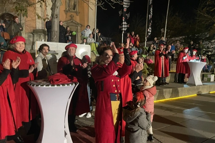Bürgermeister Christoph Stark übergab die Stadtkette feierlich an den Faschingspräsidenten Tino Kulmer – eine symbolische Geste, die den Start der närrischen Zeit einläutet.