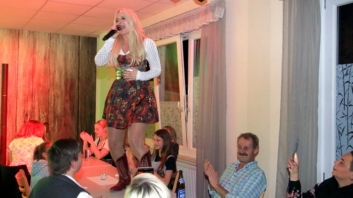 Sie startete ihren Auftritt sportlich mit einigen Liegestützen, um dann sofort mitten im Publikum ihre perfekte und vom Publikum stürmisch aufgenommene Show abzuspielen.