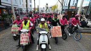 Im Herbst vergangenen Jahres protestieren Essenszusteller in ganz Österreich für faire Arbeitsbedingungen