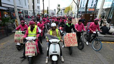 Im Herbst vergangenen Jahres protestieren Essenszusteller in ganz Österreich für faire Arbeitsbedingungen