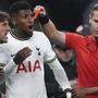 Referee Danny Makkelie zeigt Tottenham-Coach Antonio Conte nach Kritik Rot