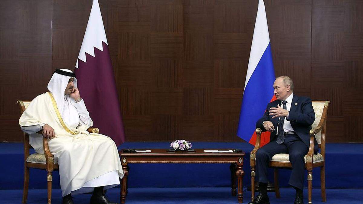 Wladimir Putin (rechts) mit dem Emir Katars, Tamim bin Hamad Al Thani