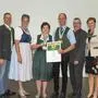 Kerstin und Karl Klug holten sich drei Goldene und zwei Prämierungs-Auszeichnungen. Im Bild mit v. r. n. l.: Vizepräsidentin Maria Pein, Verkostungsleiter Martin Rogenhofer, Landesbäuerin Viktoria Brandner und Sprecher der steirischen Direktvermarkter Markus Hillebrand