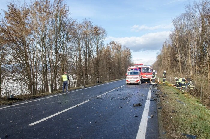 Ein Pkw-Lenker verstarb an der Unfallstelle.