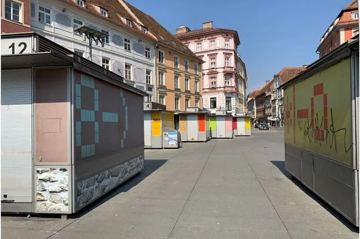Das Festessen zwischen den Hauptplatz-Ständen fällt aus. Wo sonst Dutzende Tauben zwischen den Beinen der Grazer Brösel suchen, herrscht nun gähnende Leere.