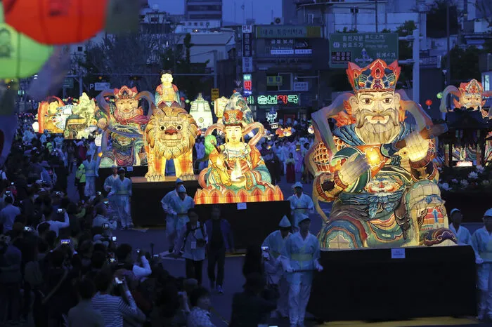 In den buddhistischen Tempeln werden an diesem Wochenende zu Ehren Buddhas hunderte von Laternen angezündet.