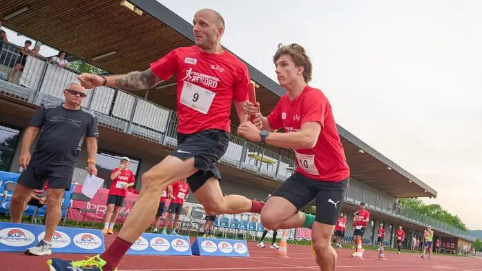 53 Läufer liefen 53 Runden – und blieben unter dem Halbmarathon-Weltrekord