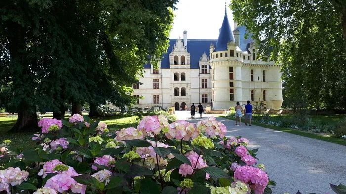 Das Schloss Azay-le-Rideau ist das wohl bekannteste Schloss der Region. Es wurde im 16. Jahrhundret vom Schatzmeister des Königs erbaut. Der hat es aber mit den königlichen Finanzen nicht ganz so genau genommen und fliehen müssen. Die ganze Reportage lesen Sie hier.