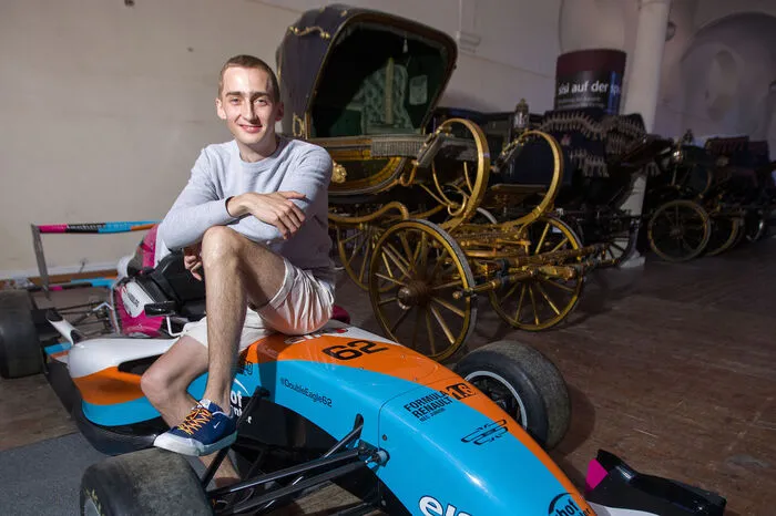 Der 20-jährigen Sohn von Karl und Francesca Habsburg, ein Urenkel des letzten Kaisers, hat mit dem 140 PS starken Rennwagen (Formula Renault 1.6), der 230 Stundenkilometer erreicht, seine erste Formel-Saison bestritten. Seit 2017 fährt der Habsburger in der Formel-3-Europameisterschaft.