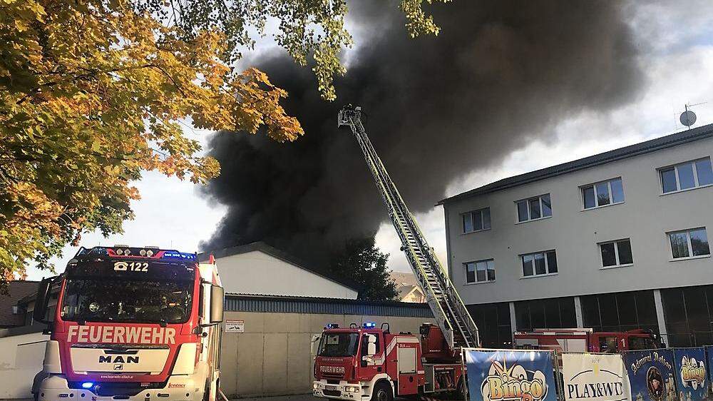 Der Brand bei Reifen Lamprecht in Villach soll gelegt worden sein