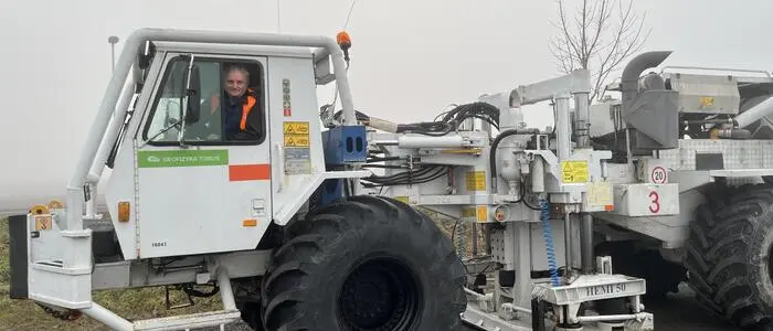 Einer der „Seismik-Trucks“, die auch in der Südweststeiermark unterwegs sein werden – hier im südoststeirischen Gnas