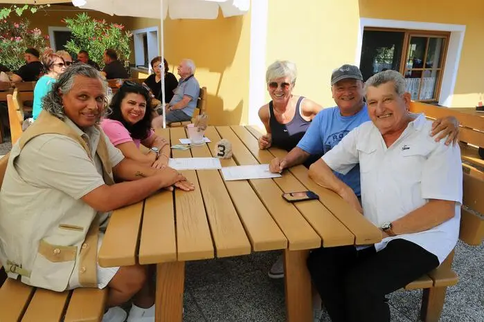 Am Foto von links: Willi und Sabine Ogris aus Klagenfurt, Maria und Peter Jost aus Krumpendorf mit Karl Liebetegger.