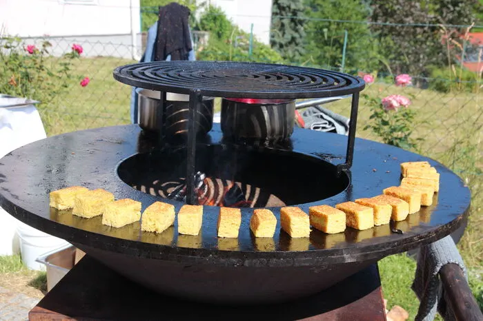 Auf Grillplatten wurden die verschiedensten Köstlichkeiten gefertigt.