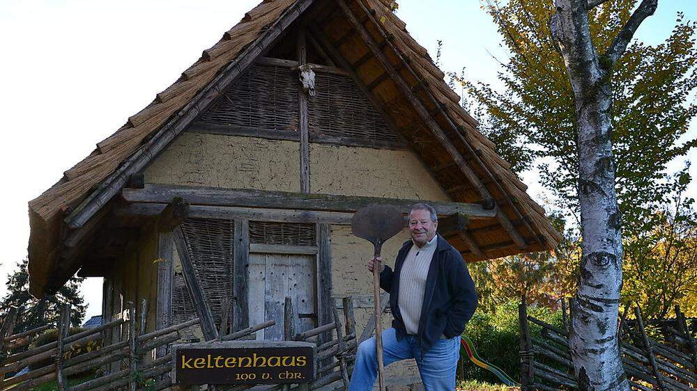 Heinz Kürzl wollte „sein“ Keltenhaus nicht verkommen lassen, nun wurde es in Handarbeit mit einem neuen Schilfdach gedeckt