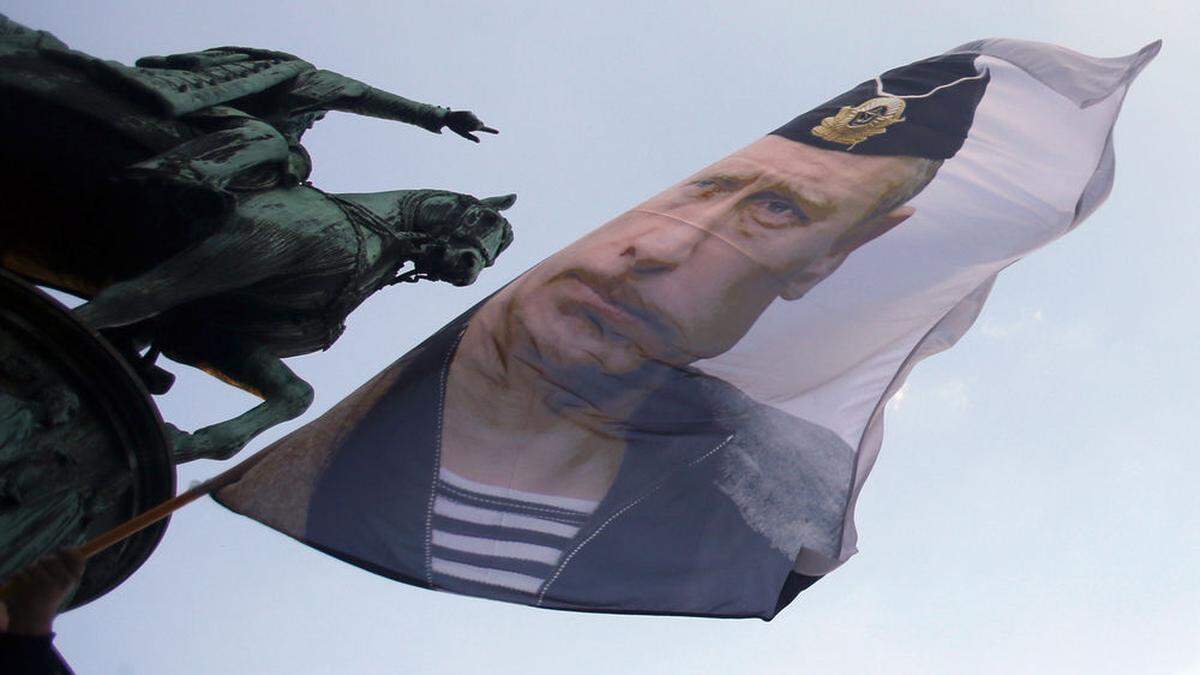 Ein Putin-Fan schwenkt eine Fahne in Belgrad (Archivfoto)
