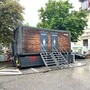 Zu sehen ist ein WC-Container. Zwei Stiegen mit sechs Stufen führen hinauf