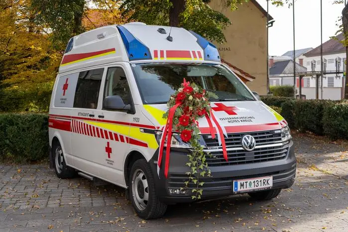 Im Mittelpunkt der Feierlichkeiten stand die Segnung des neuen Rettungstransportwagens, der für Einsätze in der gesamten Region zur Verfügung steht.