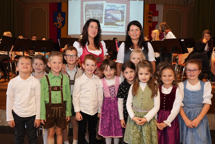 VD Evelyn Wernitznig-Steiner (rechts) und Stellvertreterin Corinna Amenitsch mit einigen Schülerinnen und Schülern