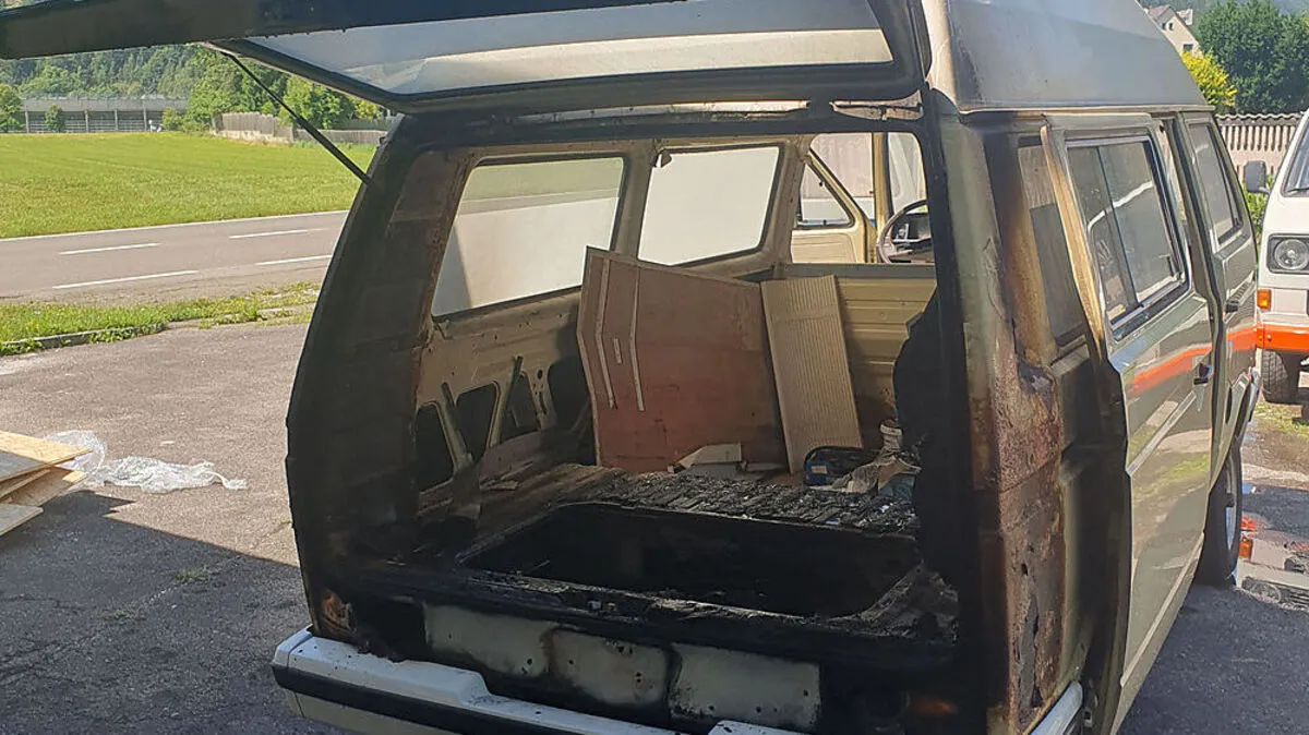 Das Fahrzeug begann zu brennen, als der Besitzer damit aus der Garage fahren wollte