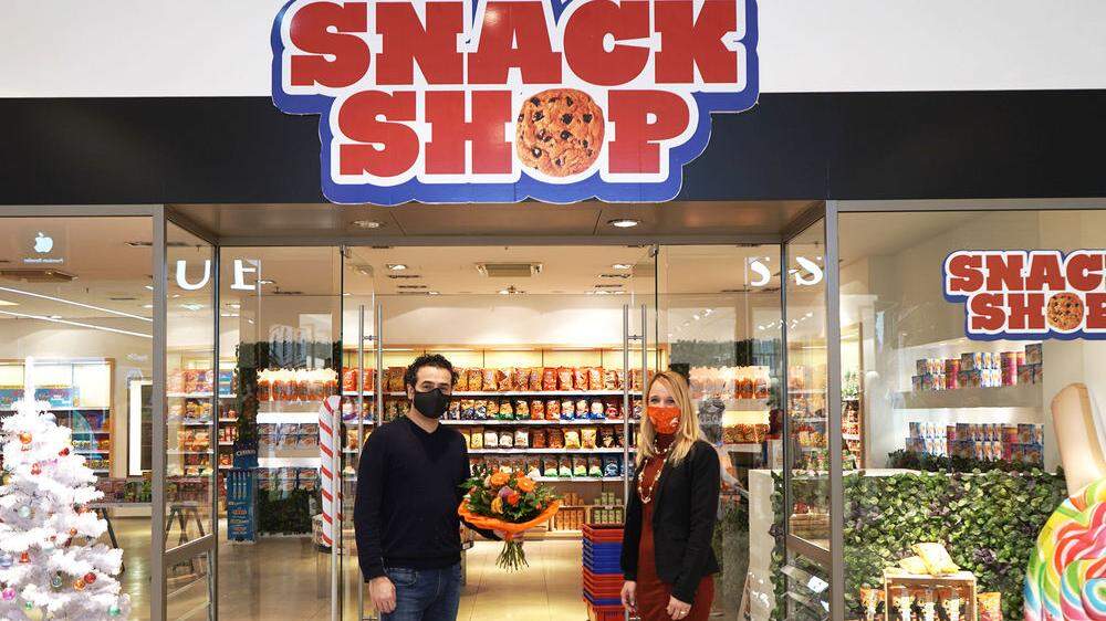 Am Montag (7. Dezember) wurde das Geschäft eröffnet. Im Bild: Sunit Jairath von  Snack Shop und Heideline Zinser von der Shopping City Seiersberg