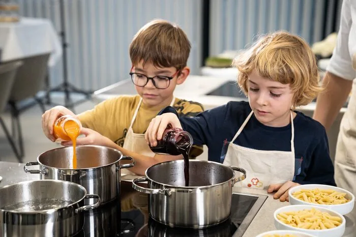 ... zwei Töpfe mit Wasser zum Kochen bringen und salzen. Danach die bunten Säfte ins Wasser geben. Den Topf mit den gelben Nudeln zusätzlich mit Kurkuma verfeinern
