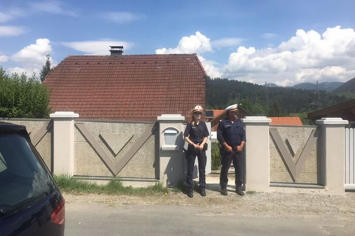 Das Haus, in dem die tote Frau gefunden wurde, wird am Feiertag von der Polizei bewacht.