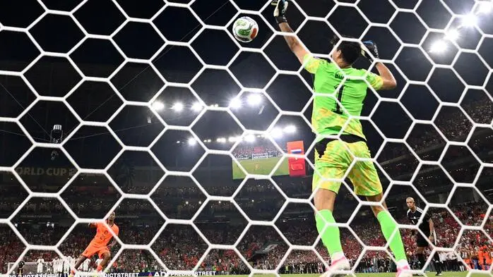 Die Entscheidung: Bono hält den Elfer von Crysencio Summerville, der Afrika-Cup-Sieger steht damit im Achtelfinale