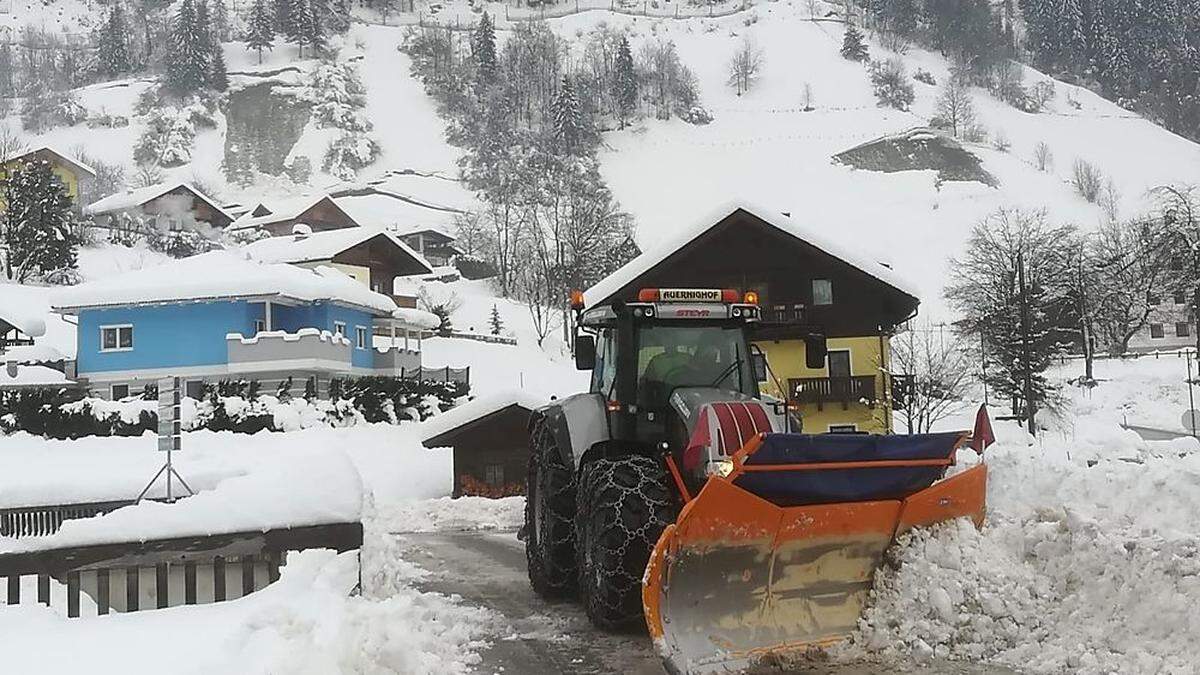 In Mörtschach fahren allerorts die Schneepflüge