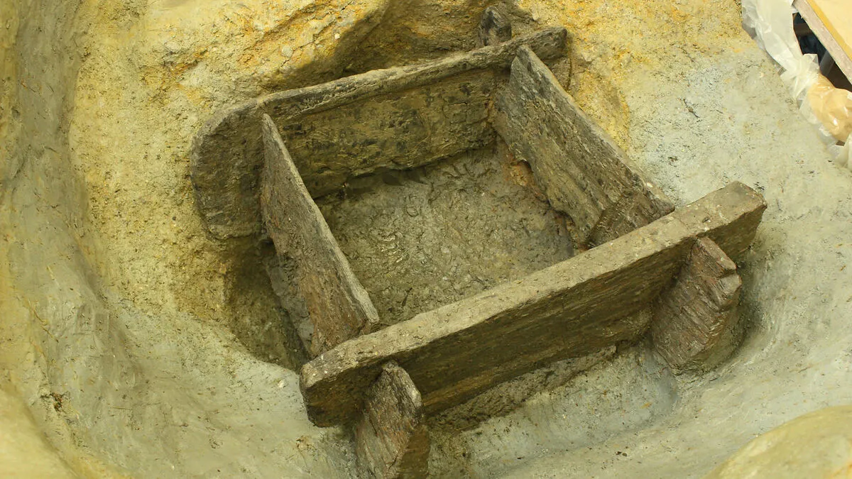 Bronzezeitlicher Brunnen aus Wohlsdorf bei der Auffindung