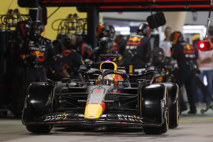IN-/OUT-LAP Diese speziellen Runden haben mit den Boxenstopps eines Teams zu tun. Die "In-Lap" ist die Runde vor einem Boxenstopp, in der ein Fahrer noch einmal alles aus den Reifen herausholen soll. In der "Out-Lap", der ersten Runde nach dem Stopp, hat der Reifen zwar viel Grip und sorgt so für Geschwindigkeit, kann durch überhartes Rannehmen aber auch nachhaltig beschädigt werden.