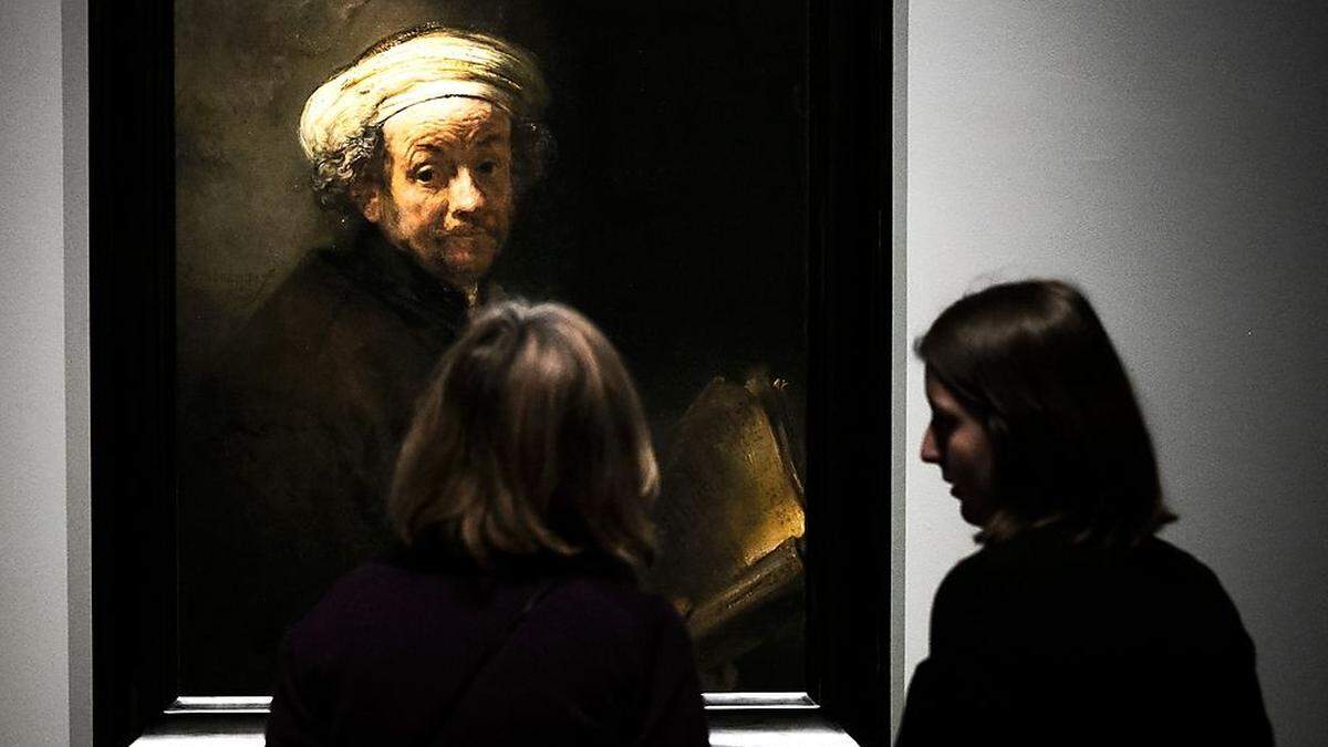 Ausstellungsbesucher vor einem Selbstbildnis Rembrandts