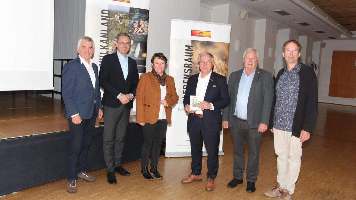 Feldbachs Bürgermeister Josef Ober mit den Mitorganisatoren der Veranstaltungsreihe für Boden und Wald