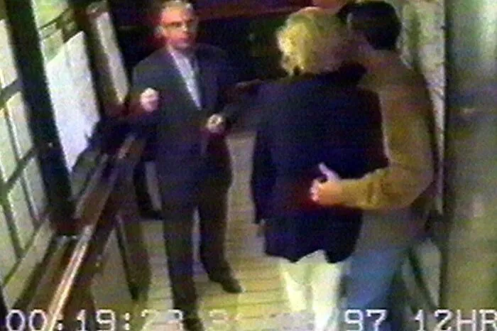 In der Nacht zum 31. August 1997 prallte der Wagen, in dem Diana mit ihrem damaligen Freund Dodi Al-Fayed saß, mit überhöhter Geschwindigkeit gegen einen Pfeiler im Autotunnel unter dem Place de l’Alma in Paris.