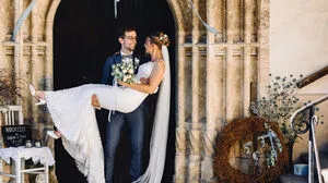 Julius trägt seine Stefanie auf Händen