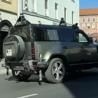 Ein Geländewagen mit auffälligem technischen Aufbau wurde in der Grazbachgasse fotografiert