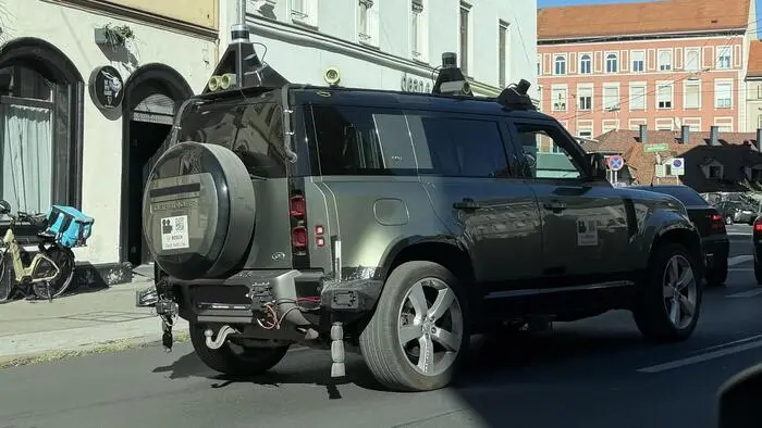 Ein Geländewagen mit auffälligem technischen Aufbau wurde in der Grazbachgasse fotografiert