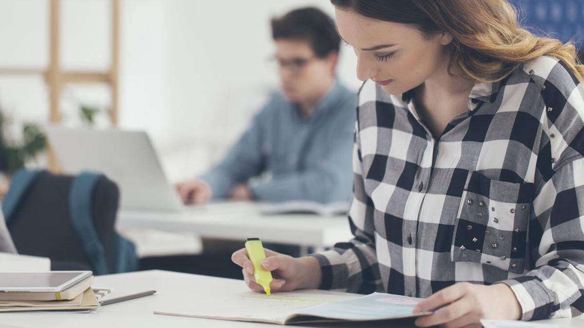 Eine Maturantin wurde beim Schummeln erwischt - jetzt droht ihr eine Prüfung durch die Staatsanwaltschaft (Sujetbild)