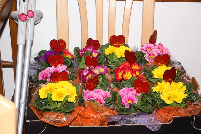Für jede Dame gab es ein Frühlingsblumenstöckerl als Geschenk.
