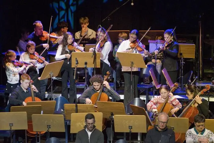 Schülerinnen und Schüler aus nahezu allen Ausbildungsklassen präsentierten ein breites musikalisches Spektrum, von der Renaissance bis zu Weihnachtshits der 1980er-Jahre.