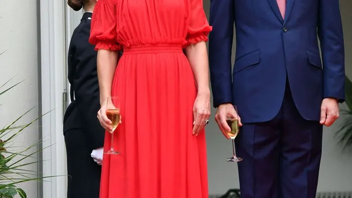 Zu Ehren des 91. Geburtstags von Königin Elizabeth II. fand  am Mittwochabend mit etwa 600 Gästen eine Gartenparty in der britischen Botschaft in Berlin statt.  